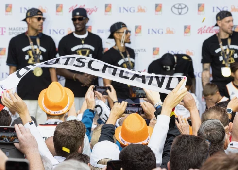 Vācijas basketbolistus sagaidīja ap 1000 vietējo fanu.