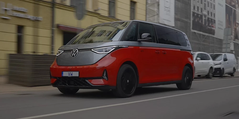 Lai gan garais ID Buzz vairs nav ne uz pusi tik manevrīgs un izmanīgas kā īsais, par tūļu to nenosauksi.