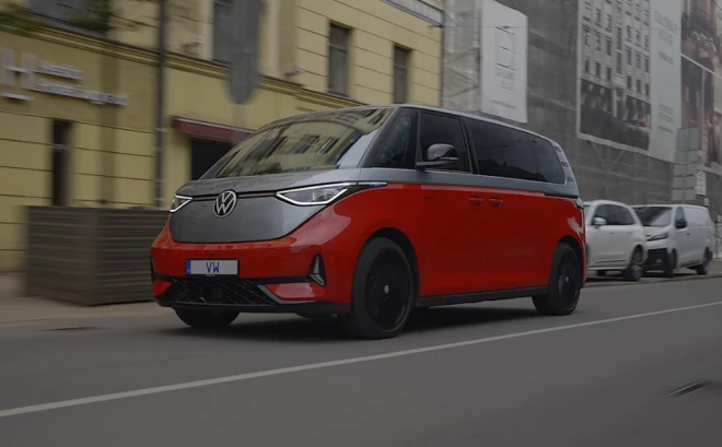 Lai gan garais ID Buzz vairs nav ne uz pusi tik manevrīgs un izmanīgas kā īsais, par tūļu to nenosauksi.