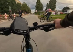 "Nu, tagad labāk jūties?" Rīgā uzvirmo konflikts starp diviem velosipēdistiem