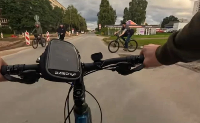 Vīrietis ar velosipēdu, nepārliecinoties par drošību, izbrauca priekšā citam satiksmes dalībniekam, kas izraisīja konfliktu.