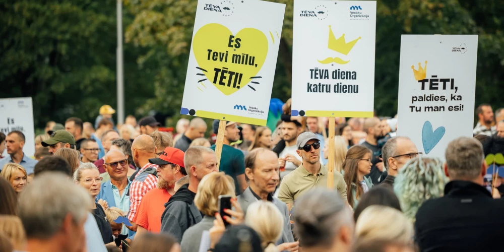 Sirsnīgā gaisotnē aizvadīts divpadsmitais Tēva dienas gājiens un festivāls Rīgā