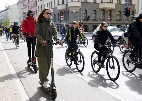 Самокатчики и велосипедисты изгоняют из города автомобилистов.