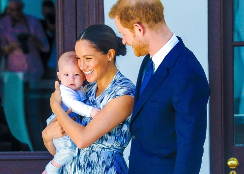 Princis Harijs ar sievu Meganu Mārklu un dēlu Ārčiju pirms pāris gadiem.