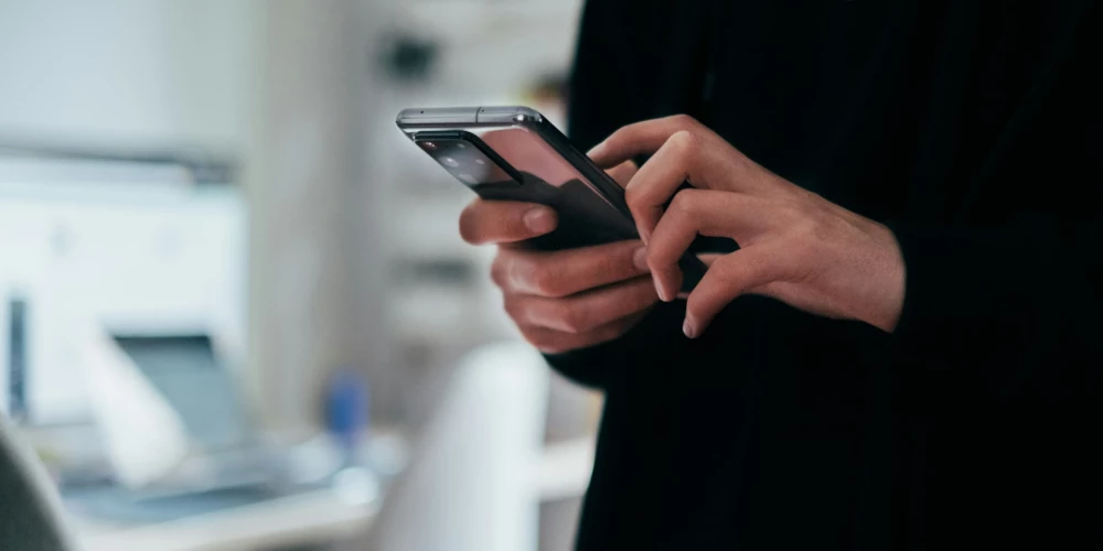 Telefonkrāpnieks no Ukrainas saņem cietumsodu un tiek izraidīts no Latvijas. 
