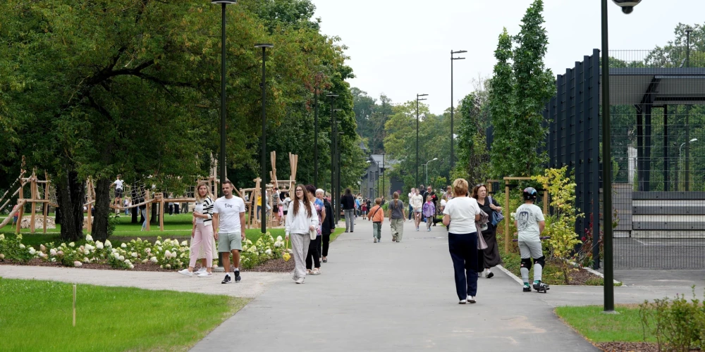 Ceturtdien, 18. septembrī, plkst. 15.00 Rīgas domes vicemērs Edvards Ratnieks un Latvijas Basketbola savienības ģenerālsekretārs Kaspars Cipruss Uzvaras parkā atklās kopīgi izveidotus multifunkcionālus basketbola laukumus ar tribīnēm skatītājiem.