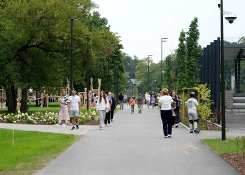 Ceturtdien, 18. septembrī, plkst. 15.00 Rīgas domes vicemērs Edvards Ratnieks un Latvijas Basketbola savienības ģenerālsekretārs Kaspars Cipruss Uzvaras parkā atklās kopīgi izveidotus multifunkcionālus basketbola laukumus ar tribīnēm skatītājiem.