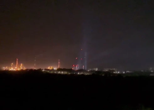 Trieciena rezultātā šīs rūpnīcas teritorijā atskanēja sprādzieni un izcēlās ugunsgrēks.