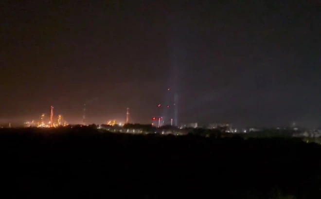 Trieciena rezultātā šīs rūpnīcas teritorijā atskanēja sprādzieni un izcēlās ugunsgrēks.