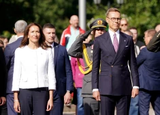 FOTO;VIDEO: Somijas prezidents Aleksandrs Stubs piedalās svinīgajā ziedu nolikšanas ceremonijā pie Brīvības pieminekļa