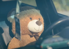 Automašīnas salonā Liepājā atrod zīdaini un divas guļošas personas; blakus šļirces un pulverveida viela