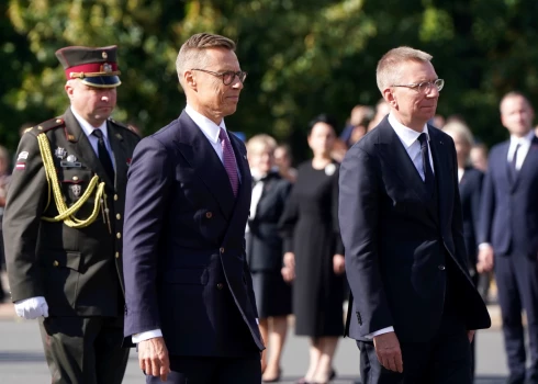 Президент Латвии Эдгар Ринкевич и президент Финляндии Александр Стубб приняли участие в торжественной церемонии возложения цветов у памятника Свободы.