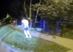 VIDEO: "Es piedzēros..." Pēc īsas sarunas ar policistiem, daži "brašuļi" Purvciemā izlemj bēgt