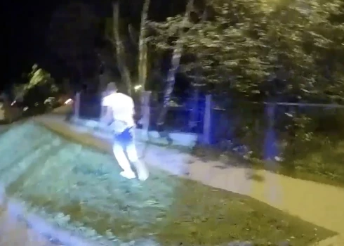 Autovadītājs bēg no policijas darbiniekiem.