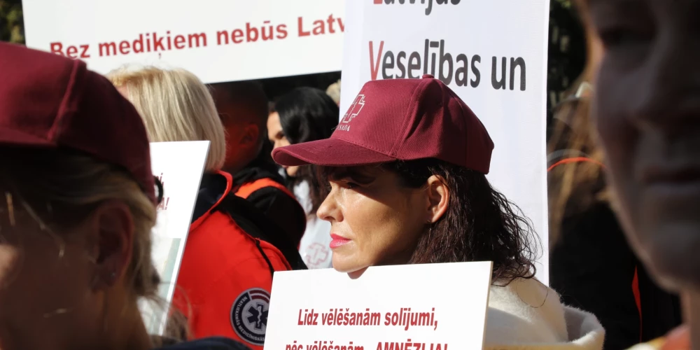 Mediķu arodbiedrība pieprasa trīs dienu laikā lemt par papildu līdzekļiem nozarei.