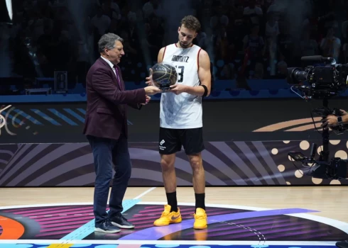 Raimonds Vējonis (no kreisās) pasniedz simboliskās izlases balvu Francam Vāgneram.