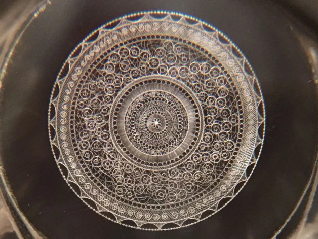 Толщина линий этого кружева — 1/100 диаметра человеческого волоса.