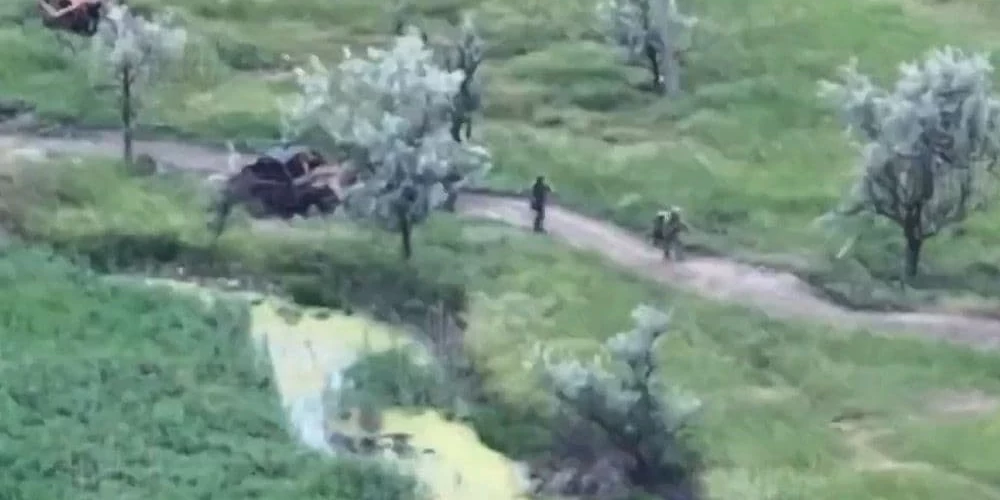 Negaidītas detonācijas iespēja uz "parasta" ceļa vai slēpnī ievērojami demoralizē ienaidnieka karavīrus un ierobežo viņu manevrēšanas brīvību.