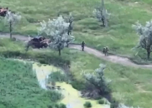 Negaidītas detonācijas iespēja uz "parasta" ceļa vai slēpnī ievērojami demoralizē ienaidnieka karavīrus un ierobežo viņu manevrēšanas brīvību.