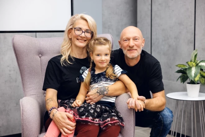 Realitātes šova "Ģimene burkā" dalībnieku pulkam pievienojušies Pāvels un Vendija Karalkini.