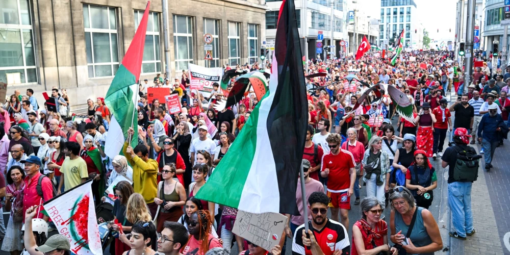 Daudzās Eiropas pilsētās turpinās palestīniešu atbalstītāju demonstrācijas (foto: Scanpix / EPA)