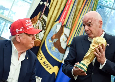 2026. gada Pasaules kausa galvenās rīkotājvalsts ASV prezidents Donalds Tramps Baltajā namā ar FIFA prezidentu Džanni InfantIno