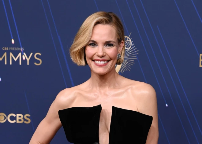 Šī "Armani" kleita elpu aizrāva burtiskā nozīmē. Aktrise parāda tērpu, kurā bija gandrīz neiespējami paelpot