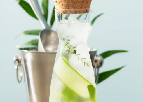 Atspirdzinošs dzēriens ar gurķiem, garšaugiem un ogām