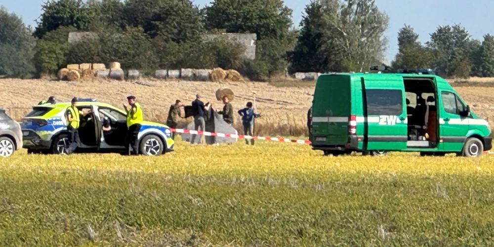 Polijas policija un militārā policija krievu drona notriekšanas vietā Vohiņas ciemā (foto: Scanpix / AP)