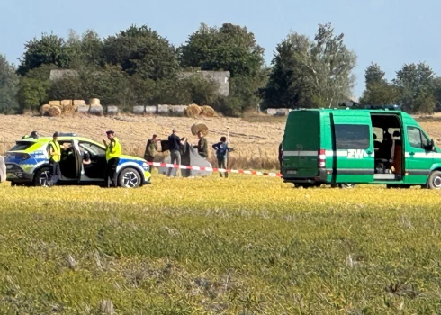 Polijas policija un militārā policija krievu drona notriekšanas vietā Vohiņas ciemā (foto: Scanpix / AP)