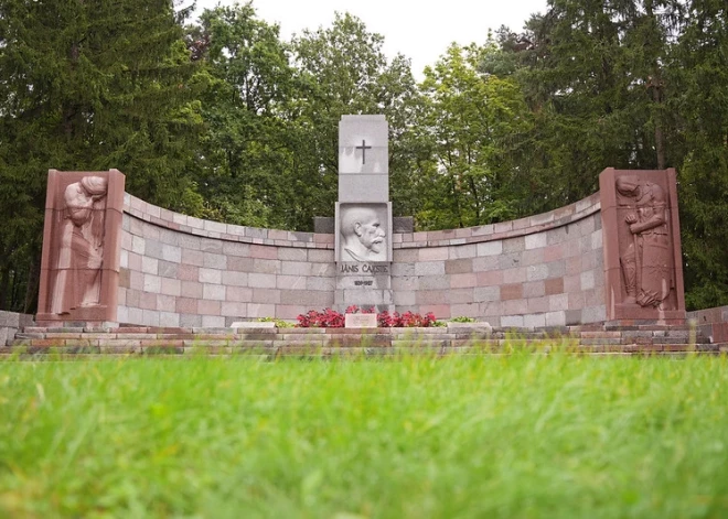 "Он был одним из выдающихся демократов": в Риге вновь засиял памятник первому президенту Латвии Янису Чаксте