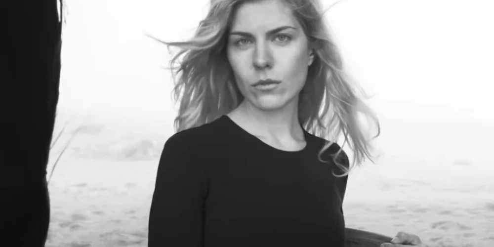 Anastasija Ignatova pozē "Pirelli" kalendāram (ekrānuzņēmums no "YouTube")