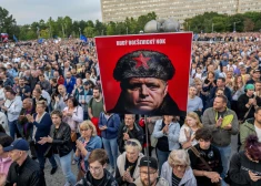 Slovākijā tūkstošiem cilvēku protestē pret prokrievisko Roberta Fico valdību