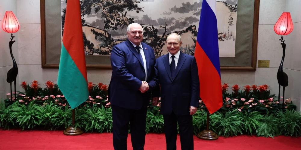 Diktatori Aleksandrs Lukašenko un Vladimirs Putins, viesojoties Ķīnā septembra sākumā.
