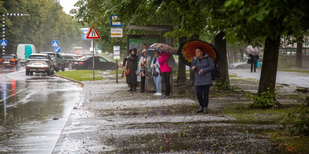 Trešdien daudzviet valstī īslaicīgi līs.