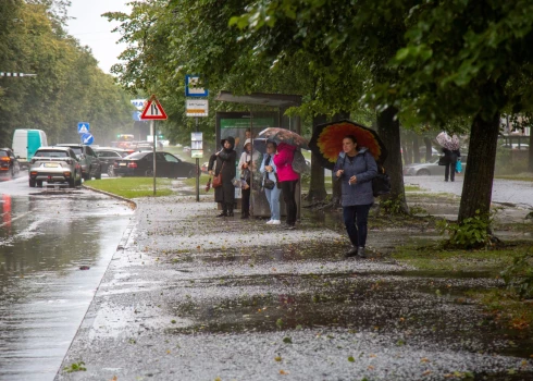 Trešdien daudzviet valstī īslaicīgi līs.