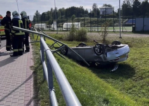 Rēzeknē futbola spēles laikā stadiona žogā iebrauca iereibis šoferis – laikā, kad tur notika futbola spēle.