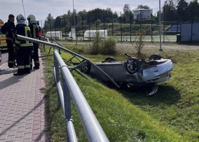 Pār mēru iepļāvuši zāles pļāvēji, iebrauc Rēzeknes futbollaukumā, Daugavpilī dedzina kapus: kriminālā province