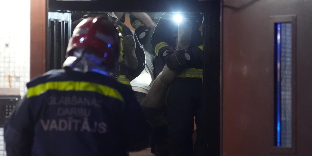 Naktī Rīgā ugunsgrēka dēļ no dzīvojamās mājas evakuējušies ap 50 cilvēki.