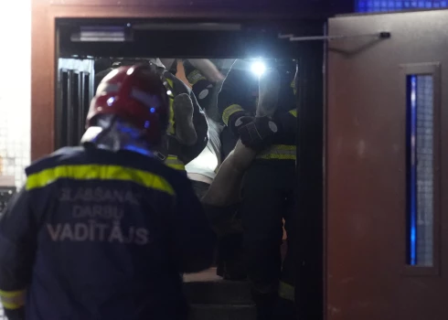 Naktī Rīgā ugunsgrēka dēļ no dzīvojamās mājas evakuējušies ap 50 cilvēki.