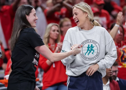 Indiānas "Fever" basketbolistes spējušas panākt izlīdzinājumu sērijā, neraugoties uz Keitlina Klārkas (pa kreisi) un Sofijas Kaningemas savainojumiem. 