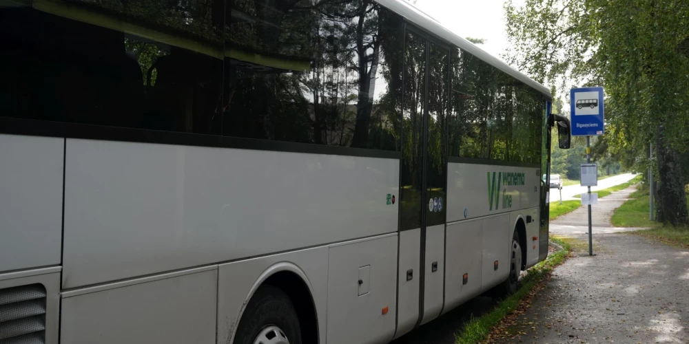 Autobuss piestājis pieturvietā "Bigauņciems", lai piedalītos protesta akcijā.