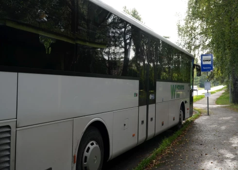 Autobuss piestājis pieturvietā "Bigauņciems", lai piedalītos protesta akcijā.