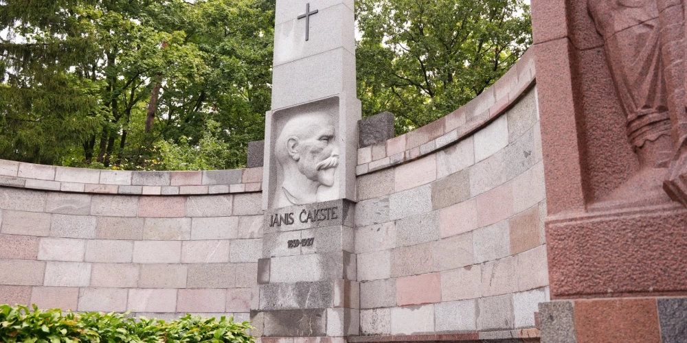 Meža kapos atjaunots Čakstes piemineklis.