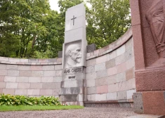 Rīgā atjaunots Jāņa Čakstes pieminekļa ansamblis Meža kapos