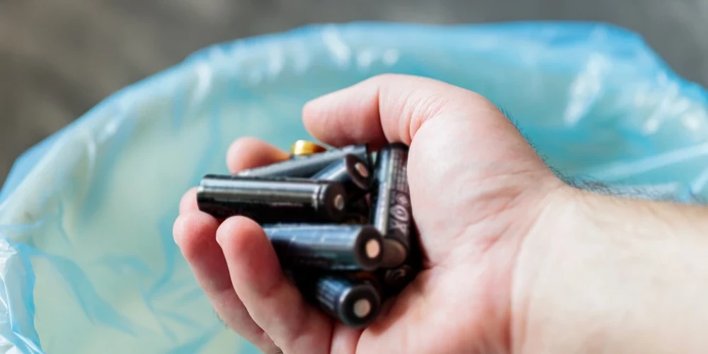 Опасные отходы в мусорных баках угрожают рижанам и природе.