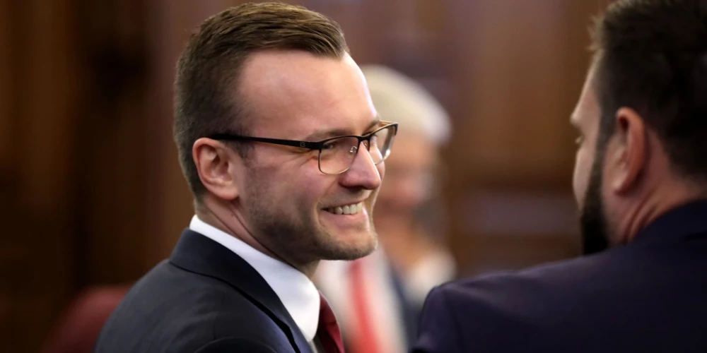 Novembra sākumā turpinās iztiesāt bijušā Saeimas deputāta Znotiņa lietu par dūru vicināšanu konfliktā kāpņutelpā.