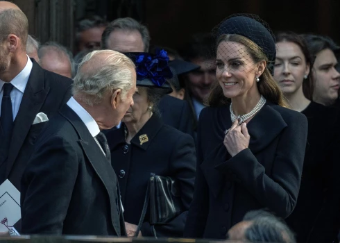 Anglijas karalis Čārlzs III un Keita Midltone.