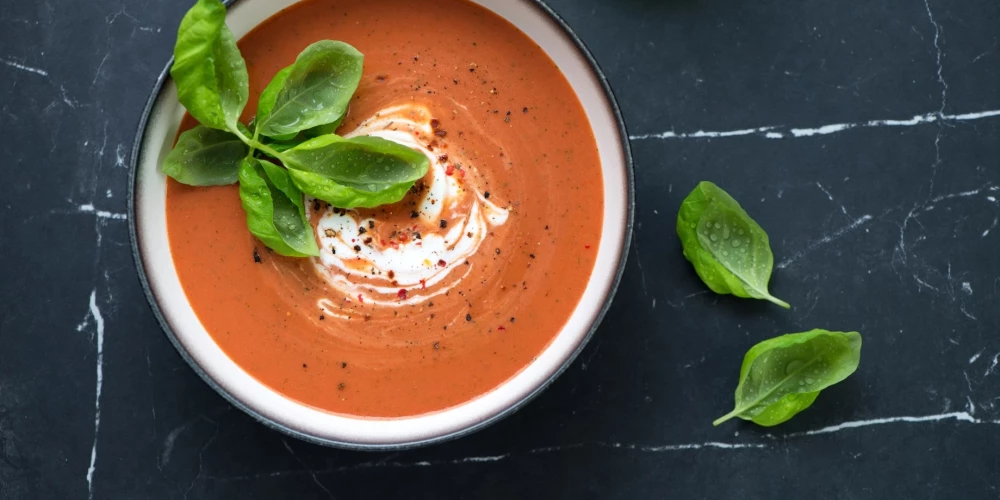 Tomātu zupa ar krējumu un baziliku