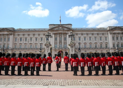 Britu monarha galvenā rezidence Bekingemas pils Londonā.